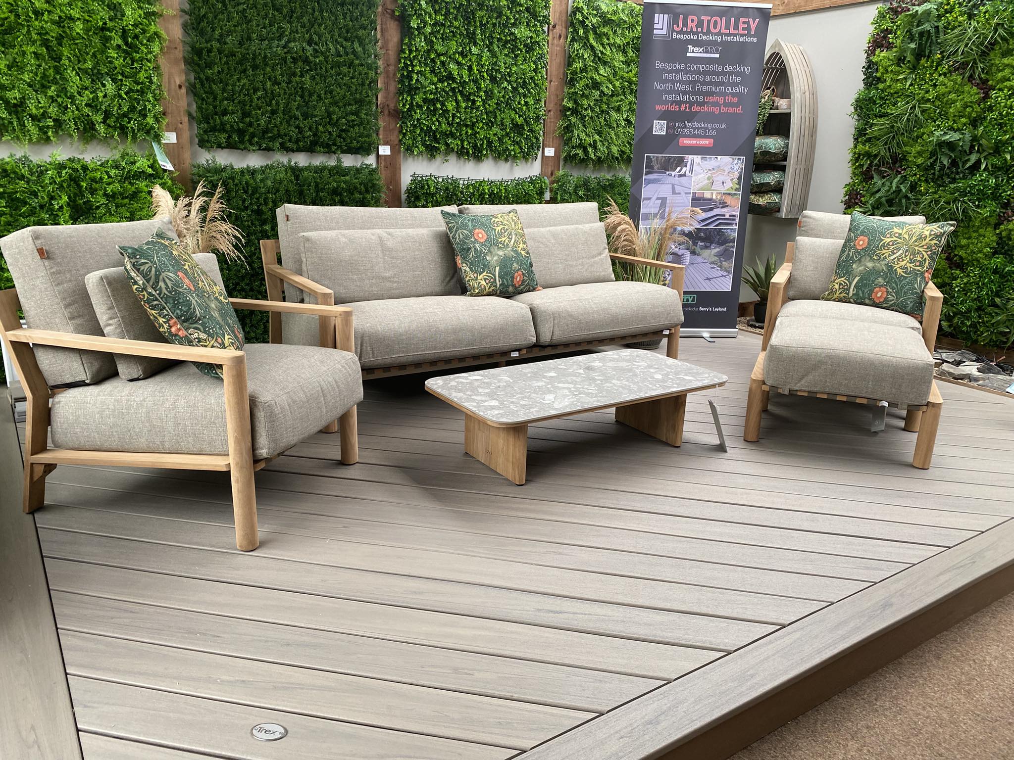 Why Choose Us? A Garden Furniture Showroom That’s All About You