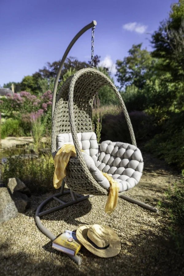 Hanging egg chair 