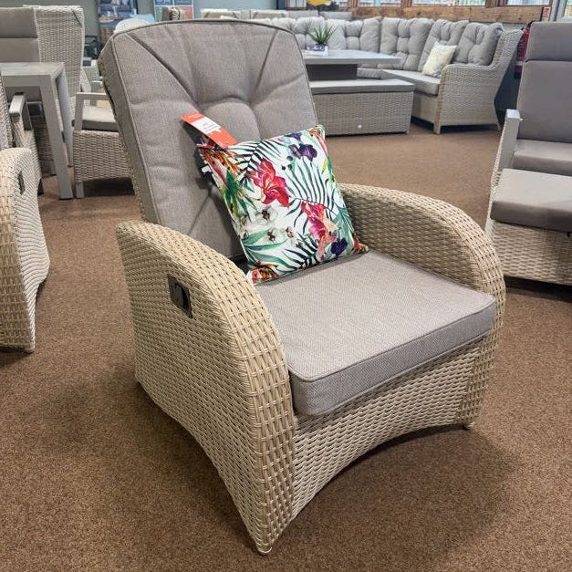 Bowness Reclining Outdoor Chair in Ecru | Vila