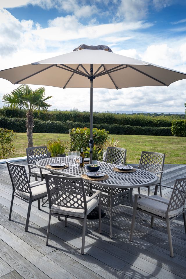 Avebury Outdoor 6 Seat Oval Dining Set | Hartman